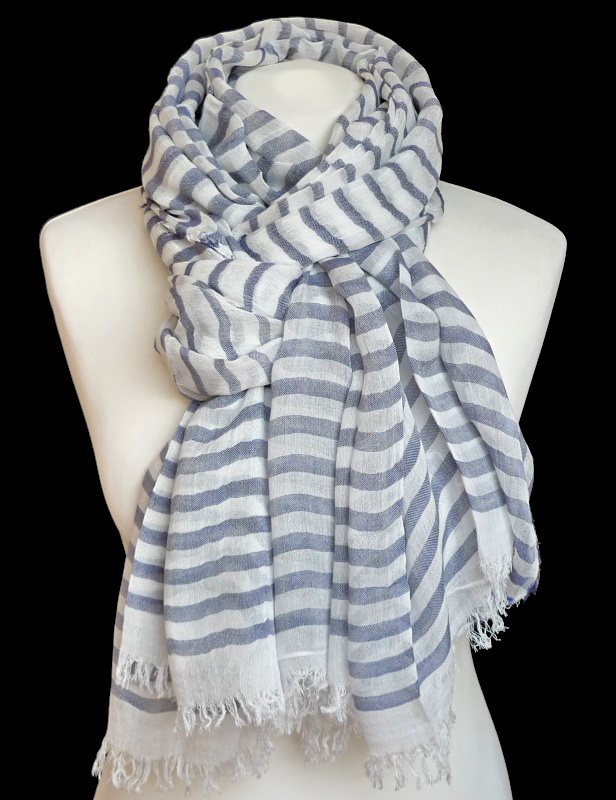 großer leichter Schal mit Fransen, gestreift, weiß Streifen, graublau